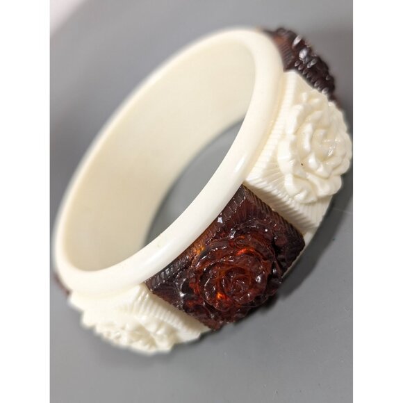 Vintage Sarah Coventry Rose Lucite Bangle Bracelet Faux Amber Cream 8.5" - Picture 4 of 13